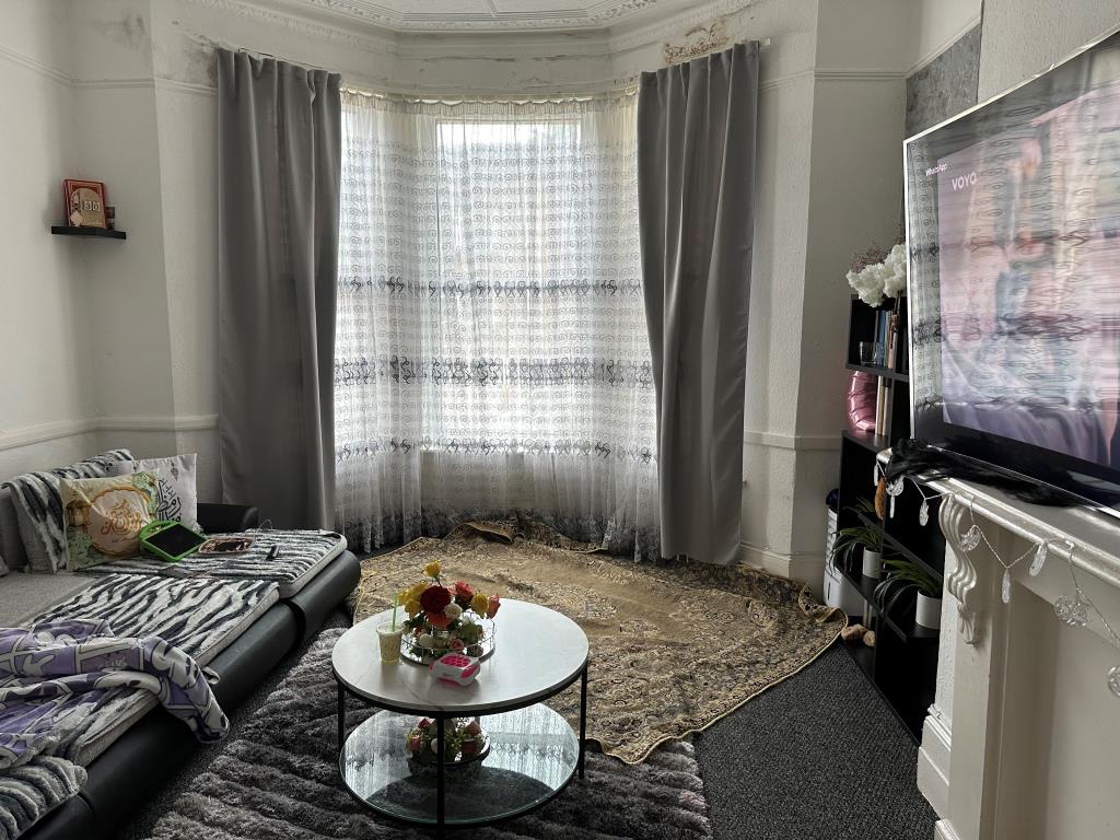 Lot: 130 - BLOCK OF FIVE FLATS FOR INVESTMENT - Ground Floor Flat Lounge